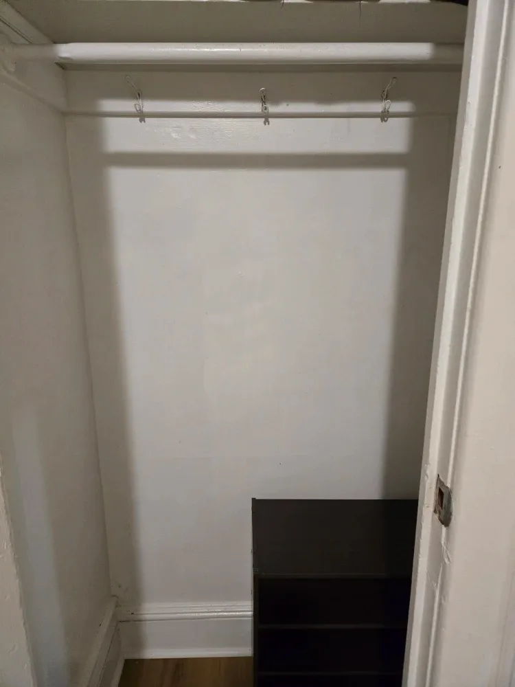 Room for rent. image indicator(3)