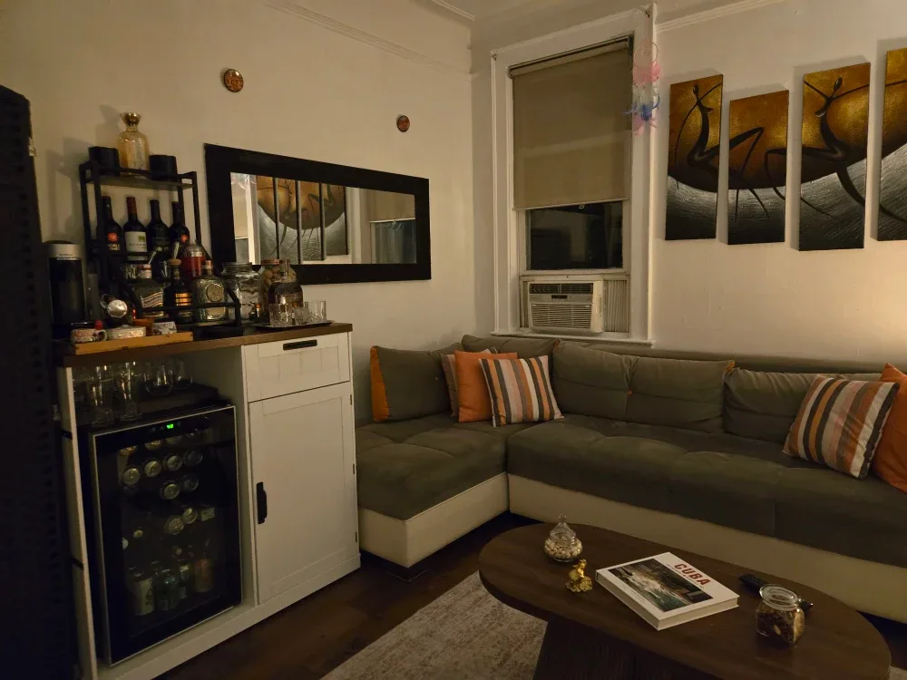 Room for rent. image indicator(5)