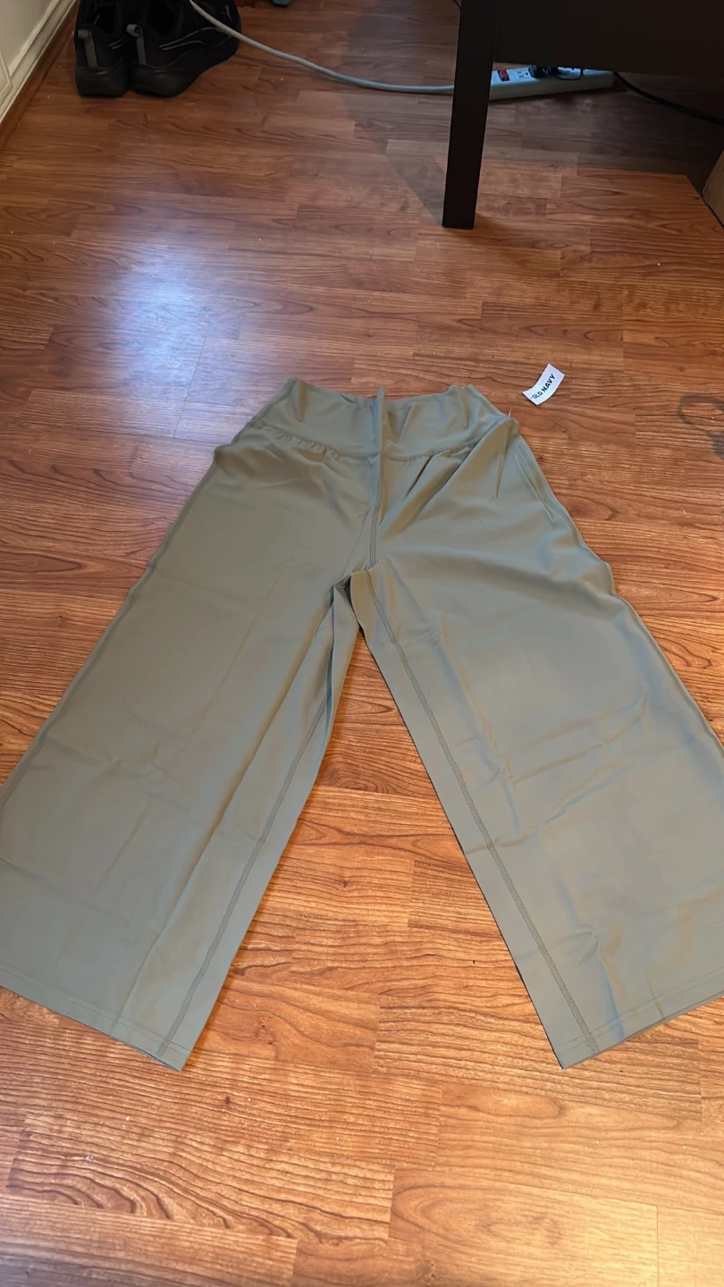 Old Navy women cropped pants