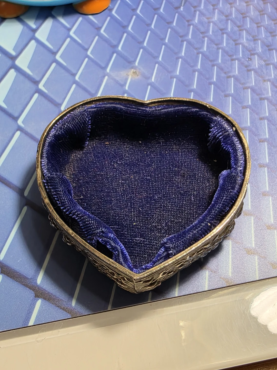 Vintage Heart-Shaped Silver Metal Trinket Box - photo 3