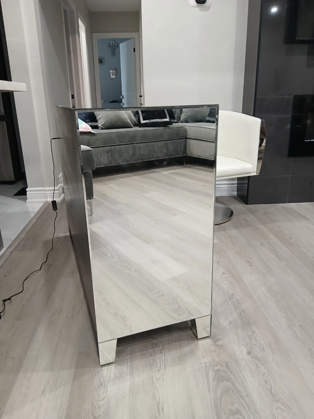 Dresser Mirrored LED with diamond accents - photo 4