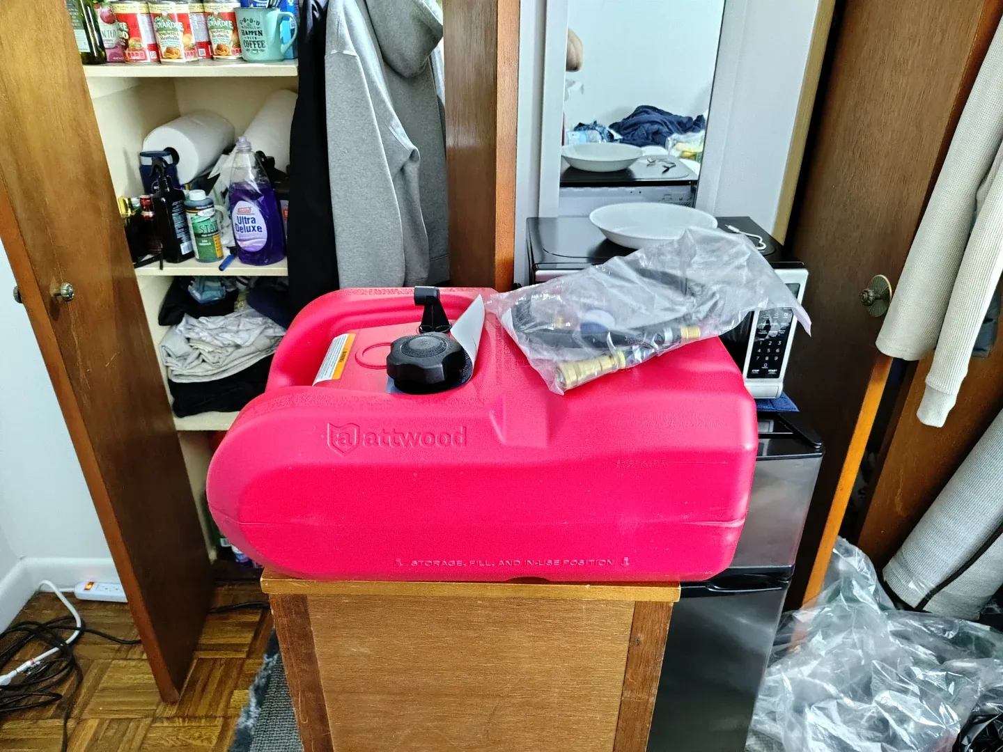 Attwood Portable Fuel Tank, 6 Gallon image indicator(2)