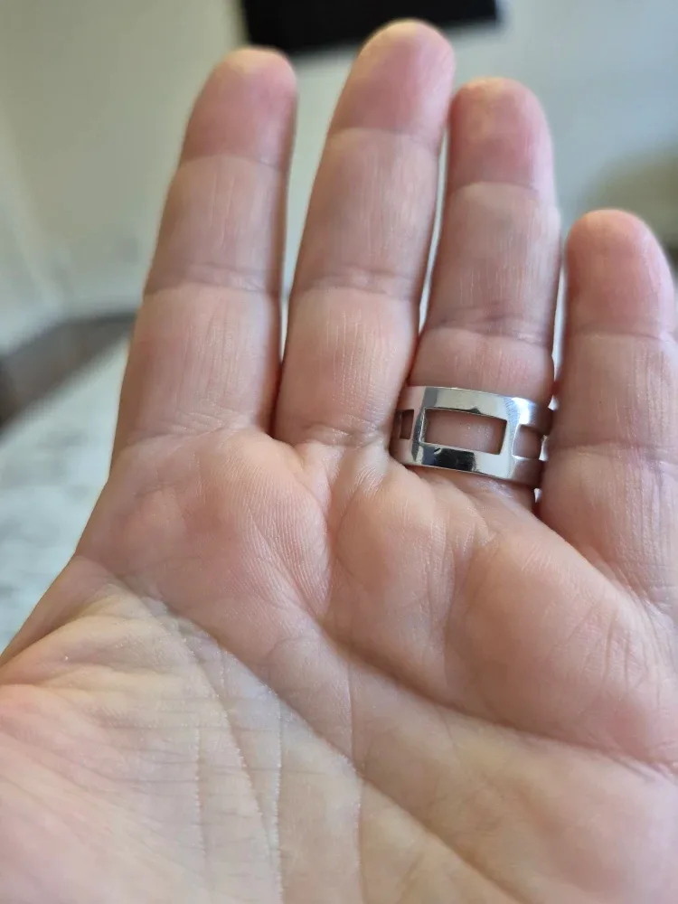 Sterling silver ring with zirconia image indicator(3)