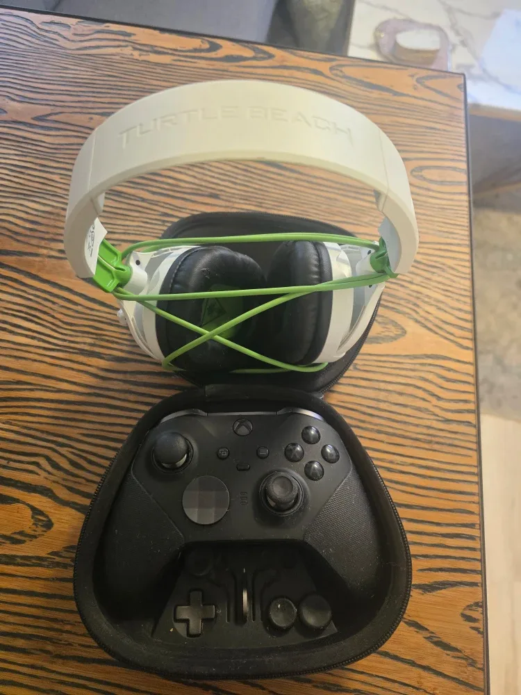 50inch TV+ Xbox Series X 1TB SSD Console Bundle image indicator(5)