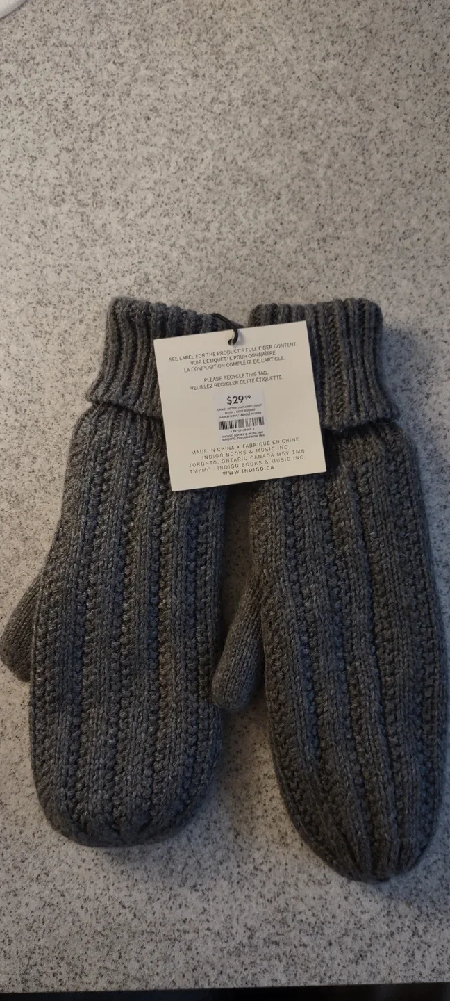 (NEW) Love & Lore Chalet Mittens with tag for 🎁 gift  # Cleanout image indicator(2)