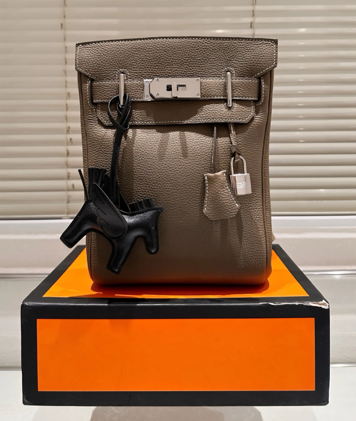 Limited Supply Luxury Bags Now 90% Off - photo 3