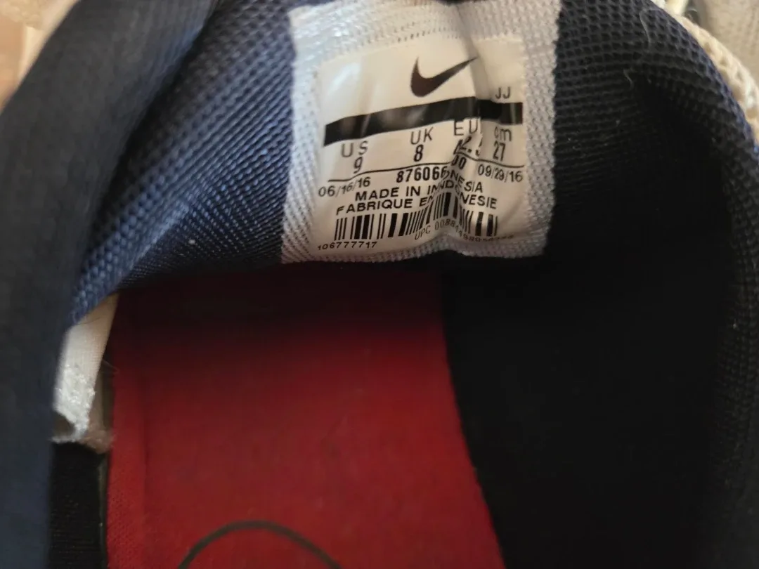 Nike Sneakers image indicator(3)
