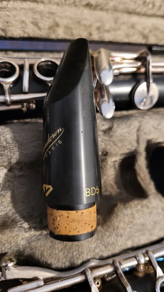 Buffet Crampon Paris E11 Clarinet with Case image indicator(6)