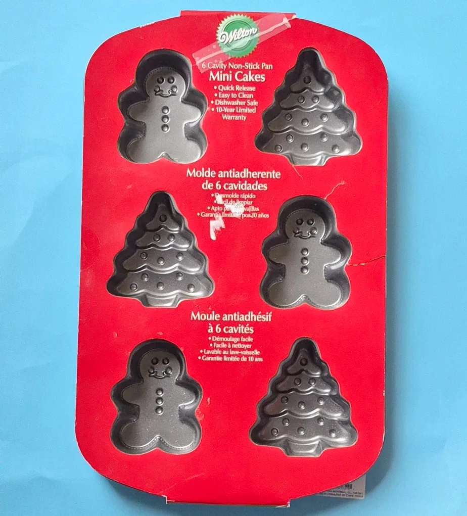 Wilton Christmas 6-Cavity Non-Stick Mini Cakes Pan