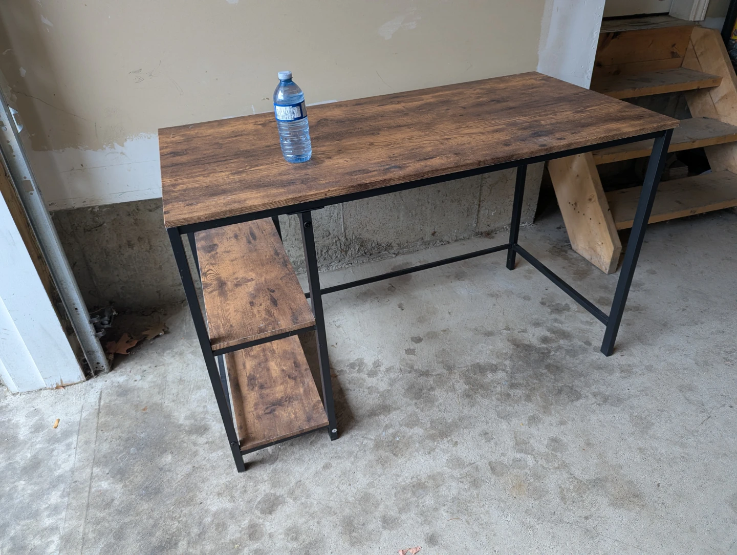 Lovely wooden desk with convenient shelves, great condition