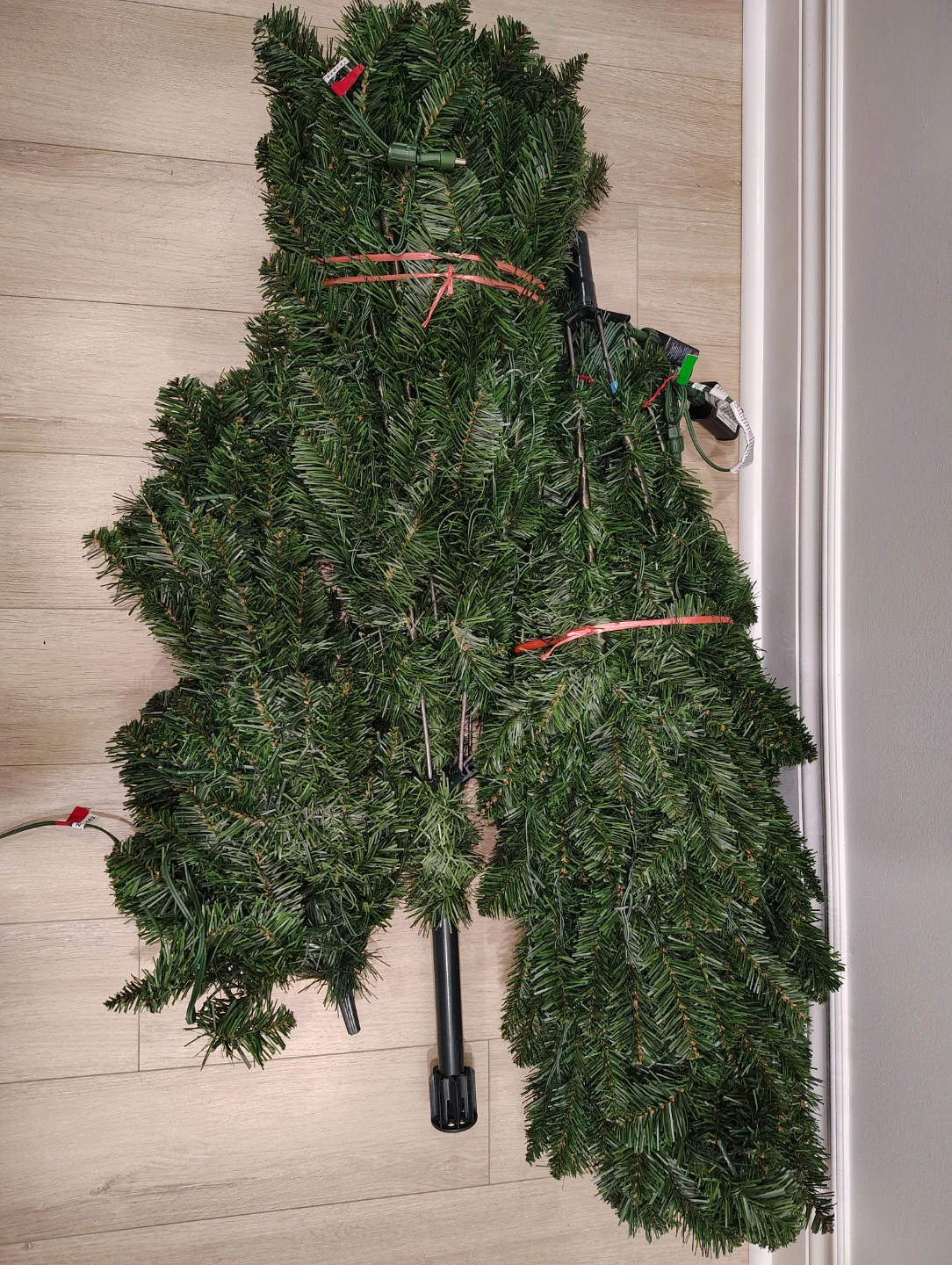 6.5ft Cliffside Scotch Pine Pre-Lit Tree - photo 2