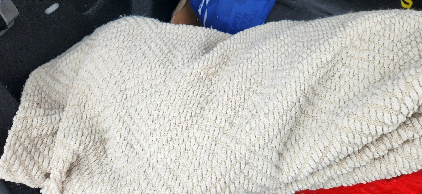 Beige textured throw blanket sustainability star♻️ image indicator(2)