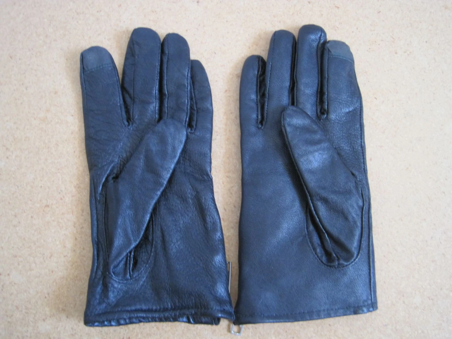 Smart Set Ladies Leather Gloves available. Size M/L. FIRM PRICE.