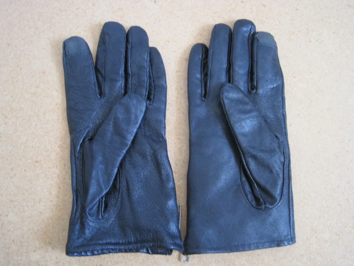 Smart Set Leather Gloves -Size M/L. It's available.  FIRM PRICE.