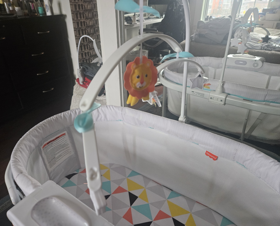 Fisher-Price Soothing Motions Bassinet - Like New! - photo 2