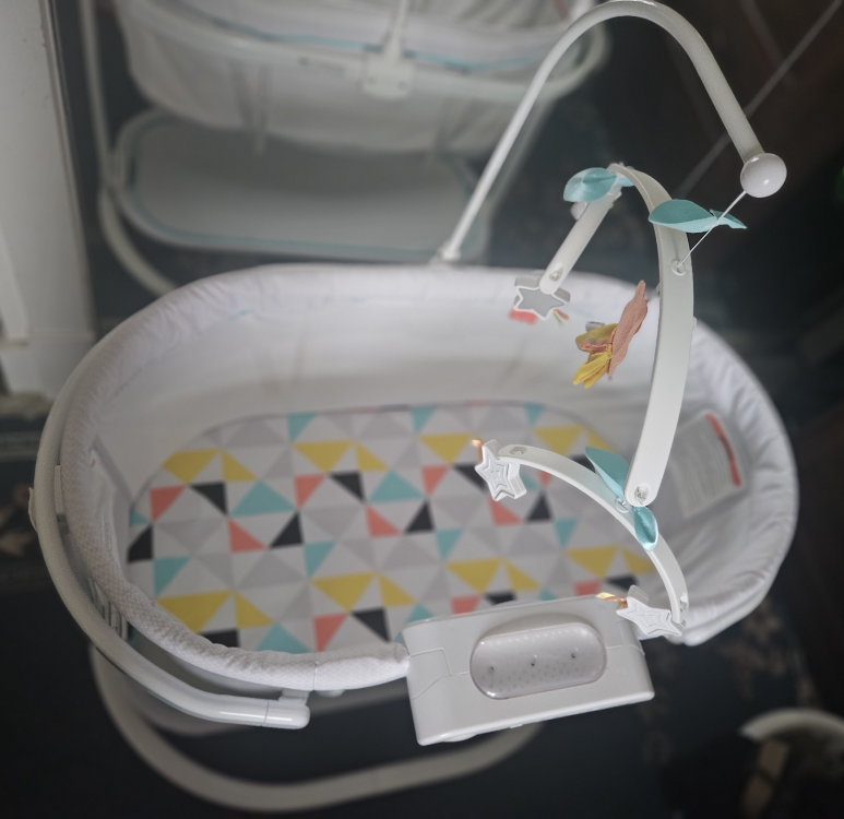 Fisher-Price Soothing Motions Bassinet - Like New! - photo 3