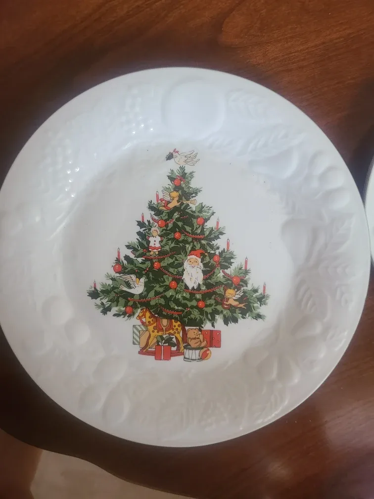 Vintage Christmas Tablecloth and Plate Set image indicator(5)