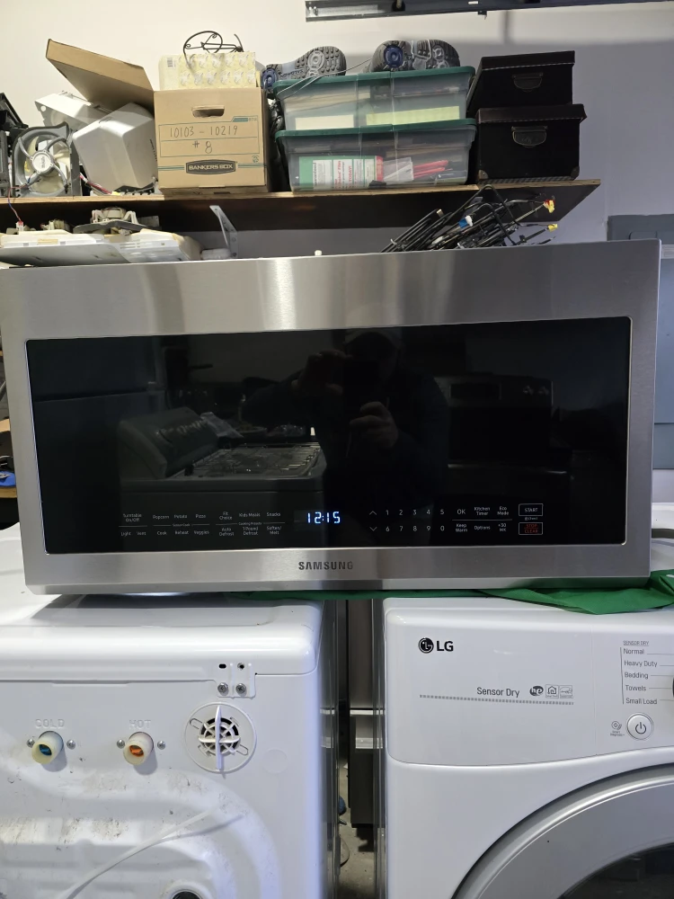 Samsung  Microwave Stainless Steel  with Sensor Cook - Like New! - photo 3