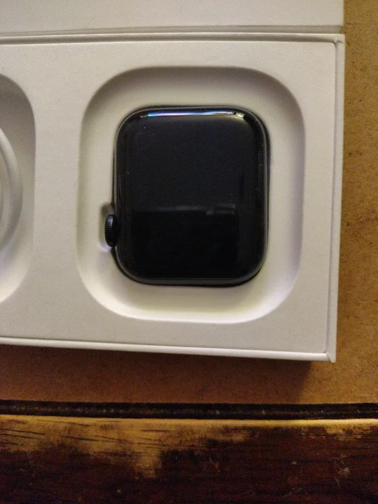#cleanout Apple Watch SE (Gen 2) 40mm Midnight image indicator(2)