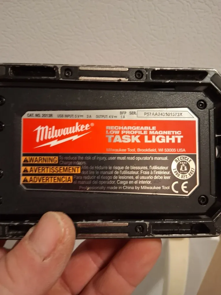 Milwaukee Rechargeable Low Profile Magnetic Task Light image indicator(2)