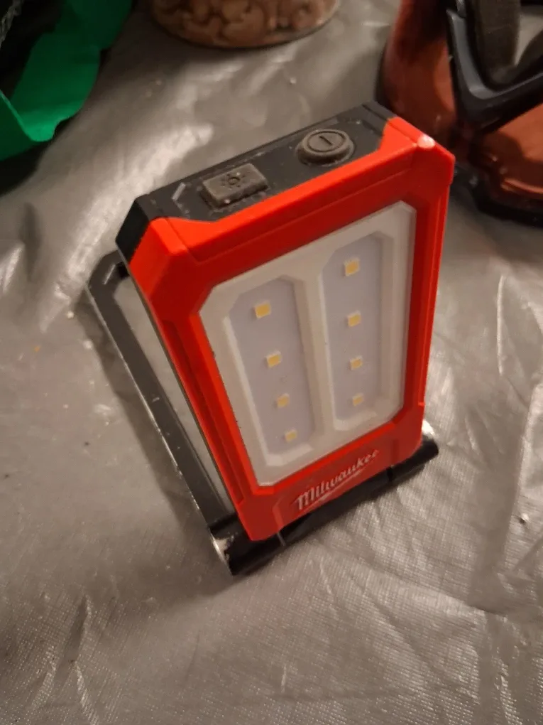 Milwaukee Rechargeable Low Profile Magnetic Task Light image indicator(4)