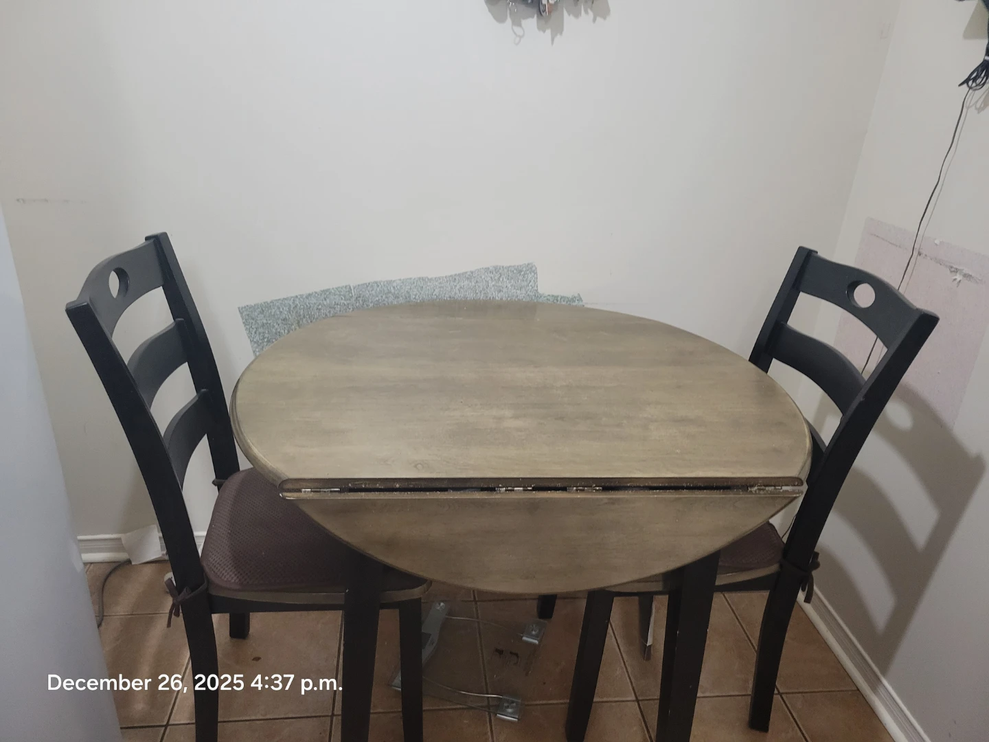 Round Drop Leaf Dining Table with 2 Chairs