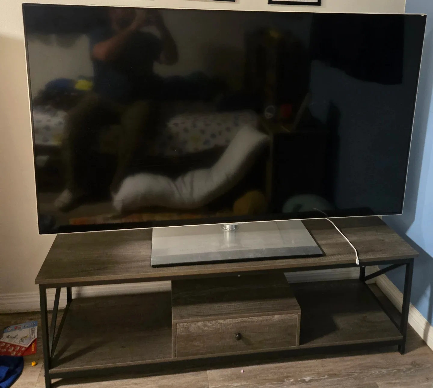 65" UHD 4K Hisense smart tv and tv stand