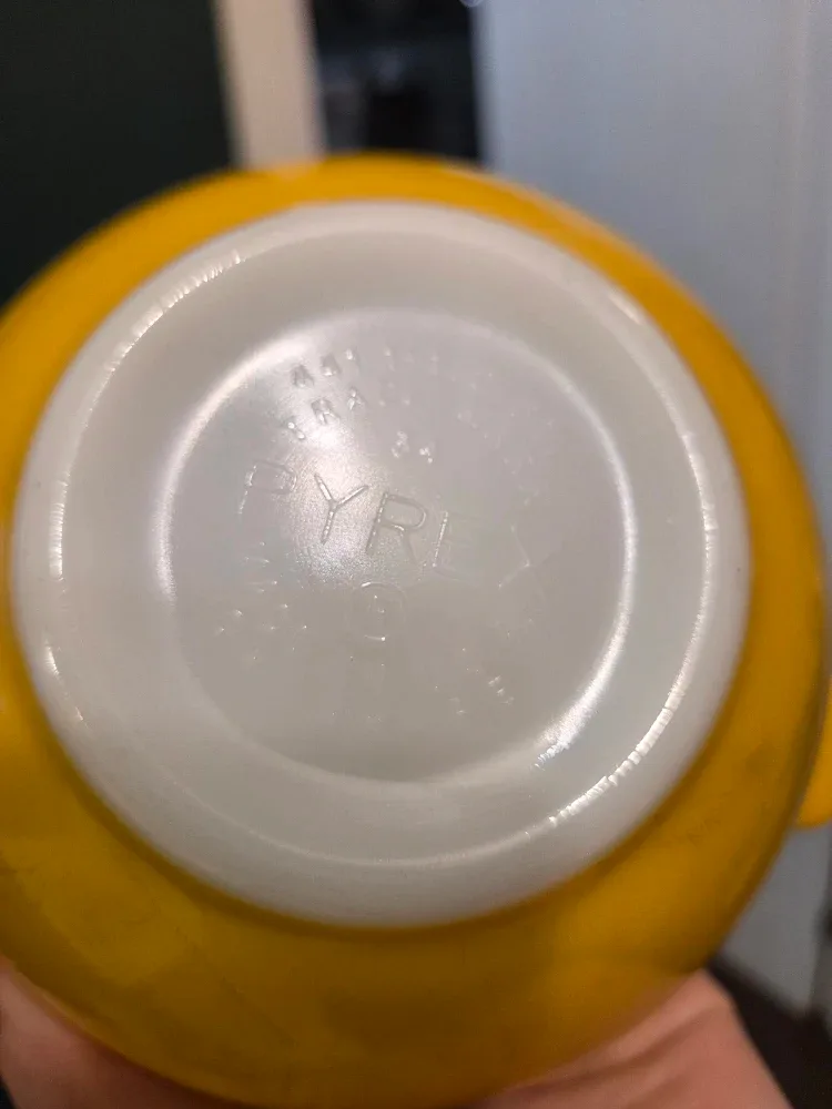 Vintage Pyrex Daisy Yellow Mixing Bowls image indicator(2)