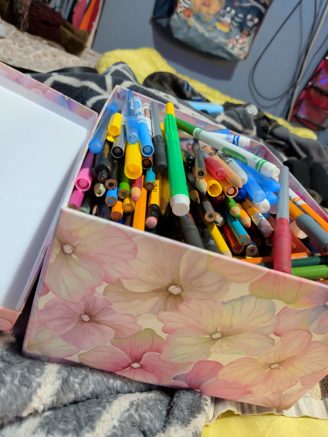 Box of assorted pens and pencils - photo 2