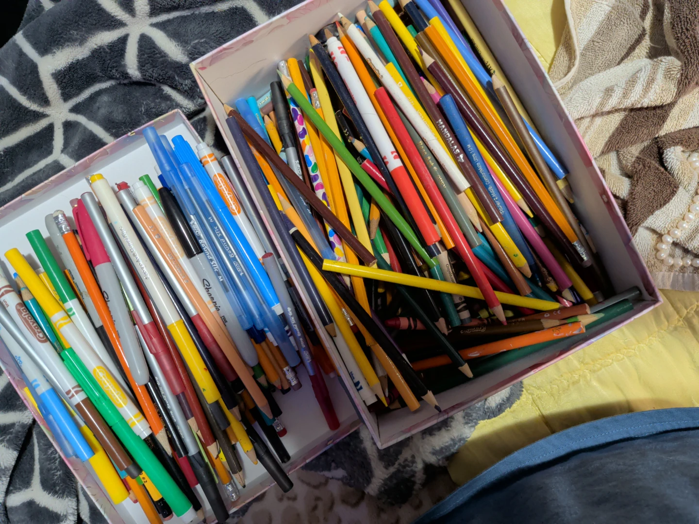Box of assorted pens and pencils - photo 3