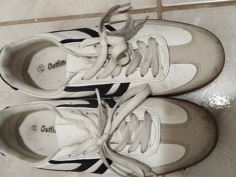 Outfitter's White & Black Sneakers - Size 37