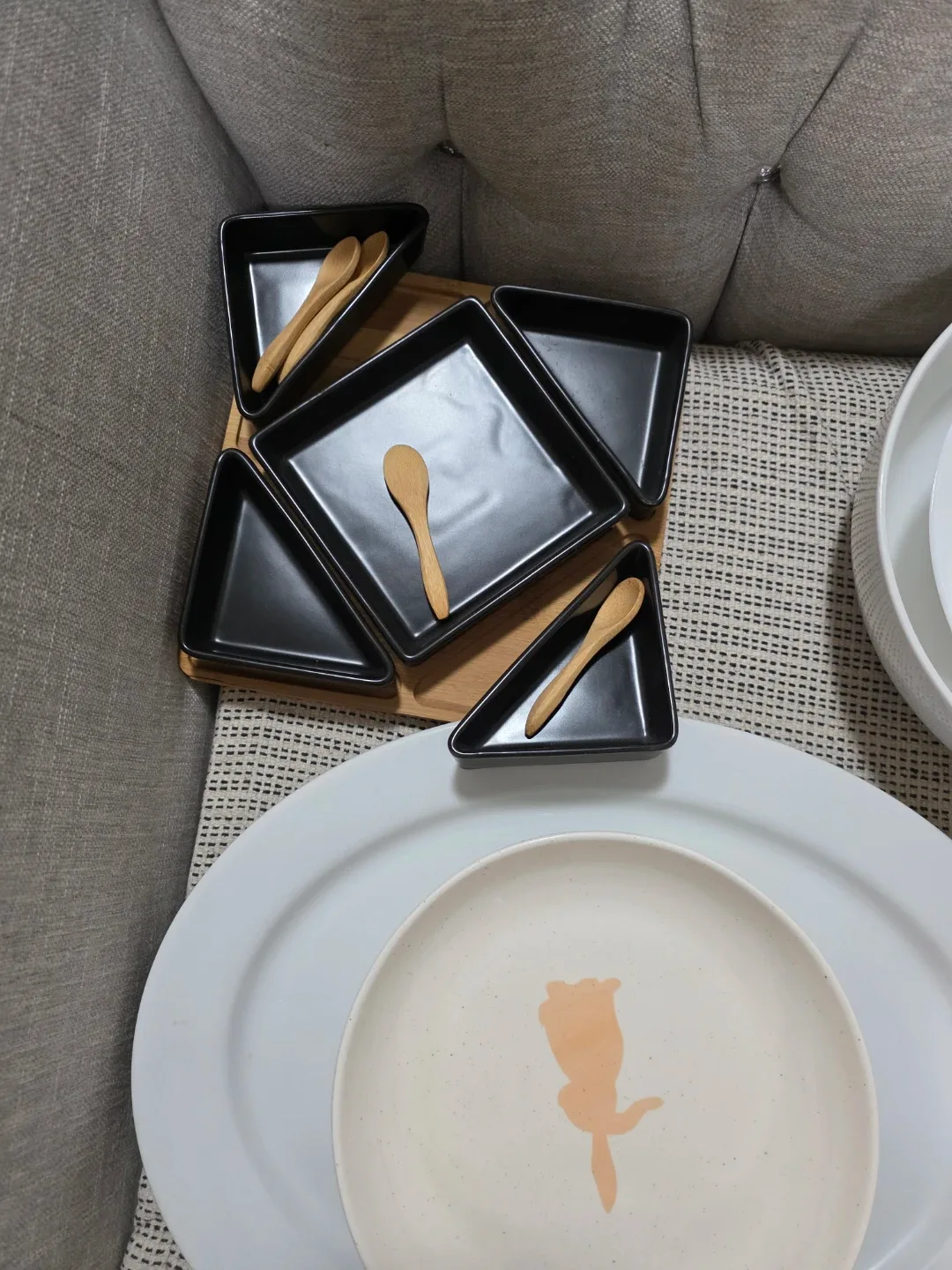 Assorted Plates & Serving Dishes image indicator(2)