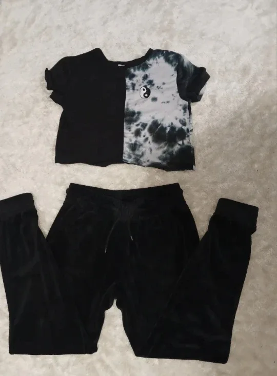 Girls' Outfit: Yin Yang Shirt & Velour Pants image indicator(3)