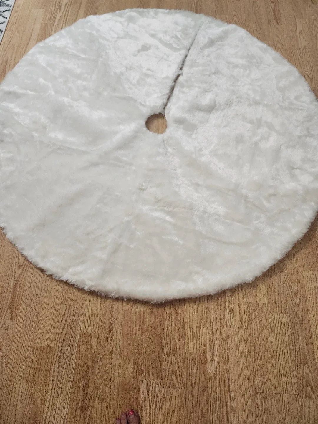 BRAND NEW Faux Fur Christmas Tree Skirt - White