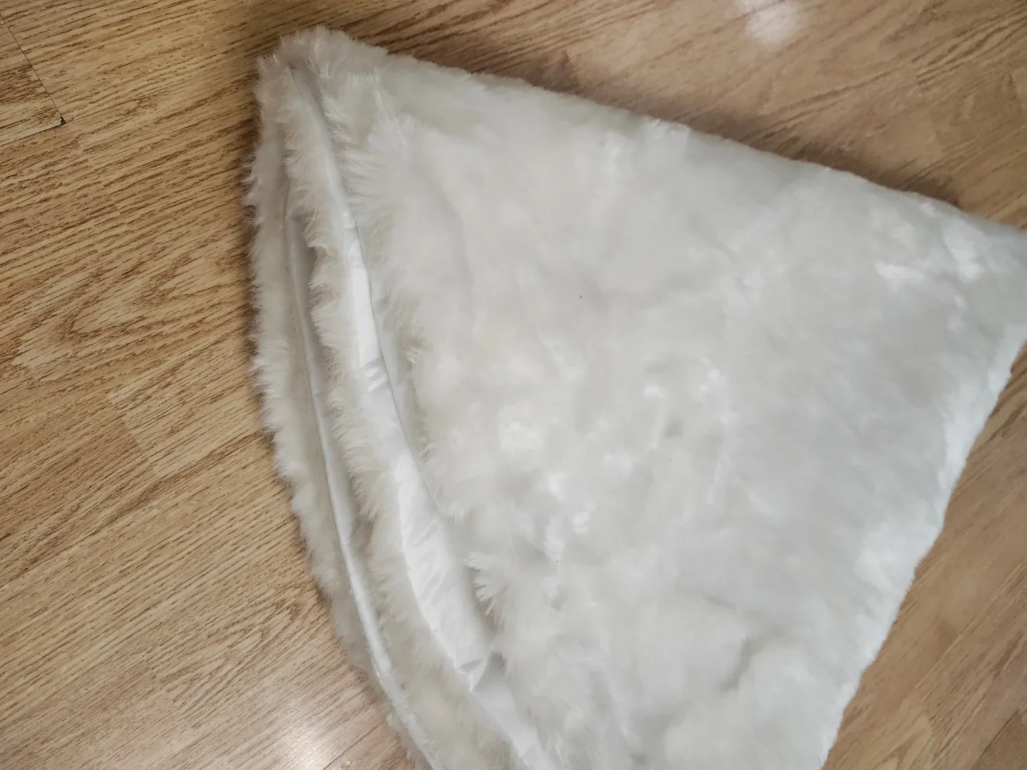 BRAND NEW Faux Fur Christmas Tree Skirt - White image indicator(3)