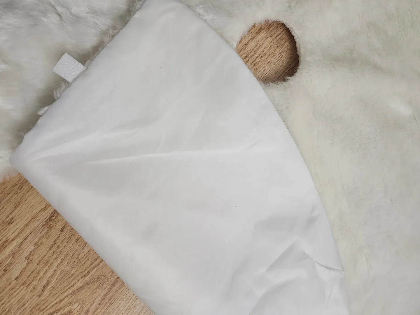 BRAND NEW Faux Fur Christmas Tree Skirt - White image indicator(4)