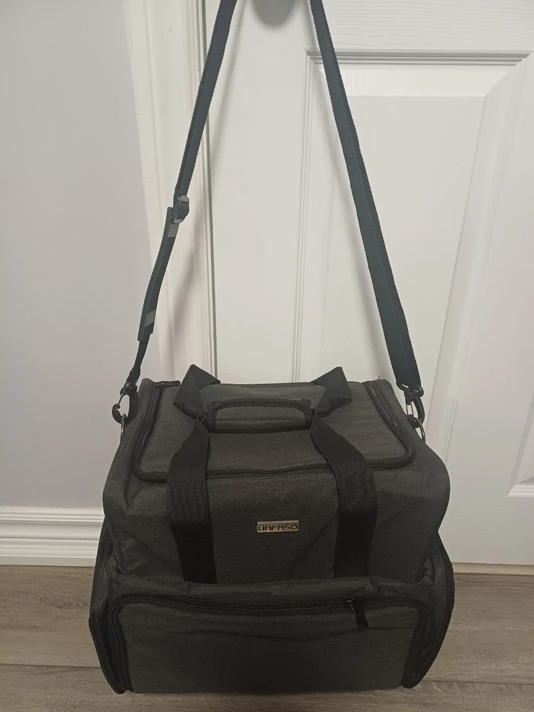 BAFASO Professional Makeup Train Case image indicator(8)