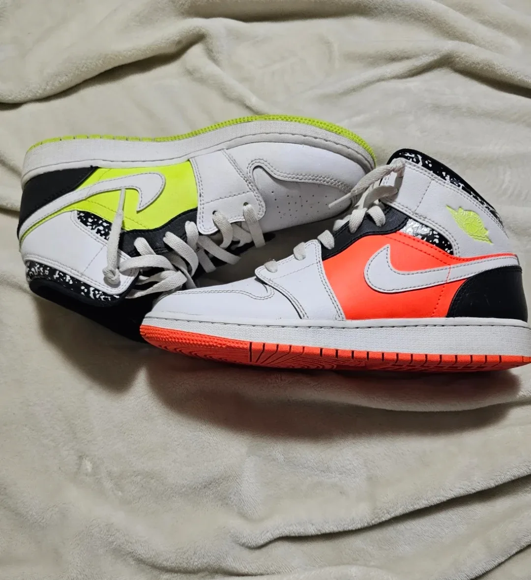 Air Jordan 1 Mid Notebook GS image indicator(8)
