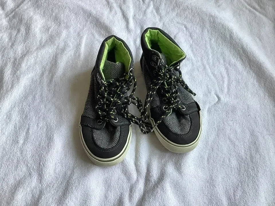 Boys sz 11 running shoes