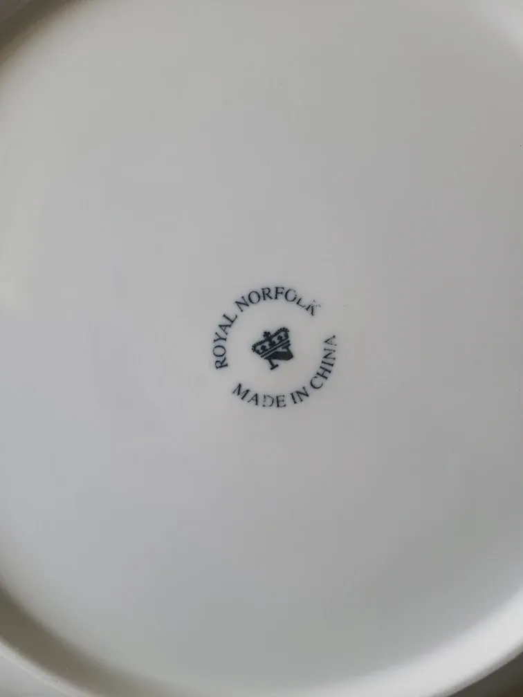 Vintage Christmas Tablecloth and Plate Set image indicator(6)