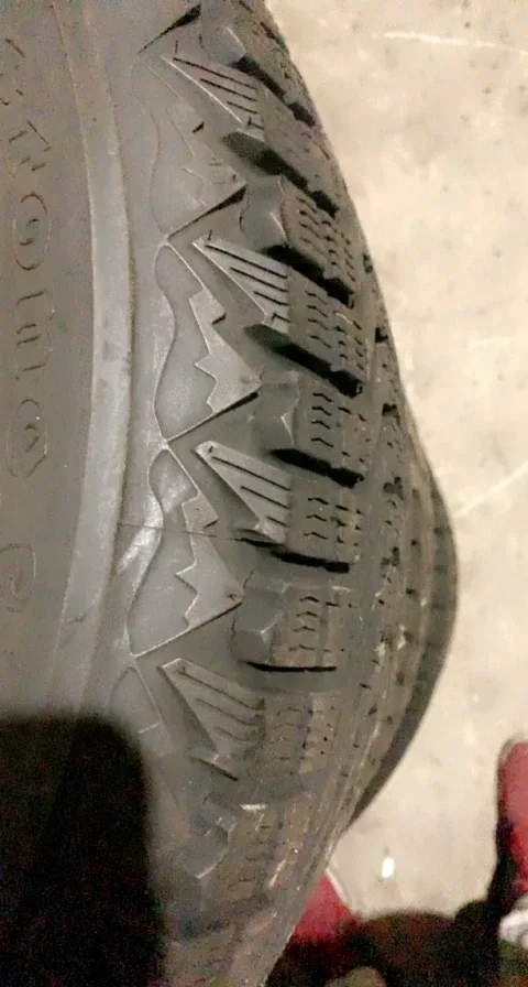 235/55R17 Tire Set image indicator(3)