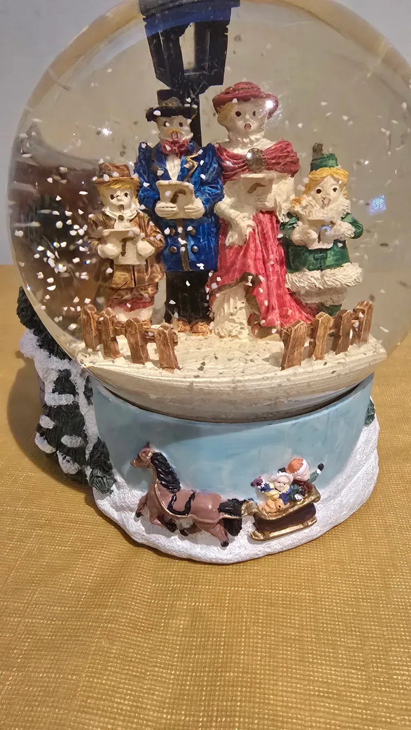 Christmas Carolers Snow Globe