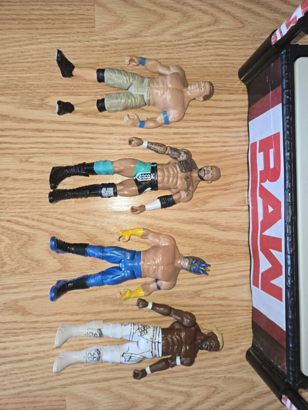 WWE Raw Wrestling Ring with 4 Figures - photo 3