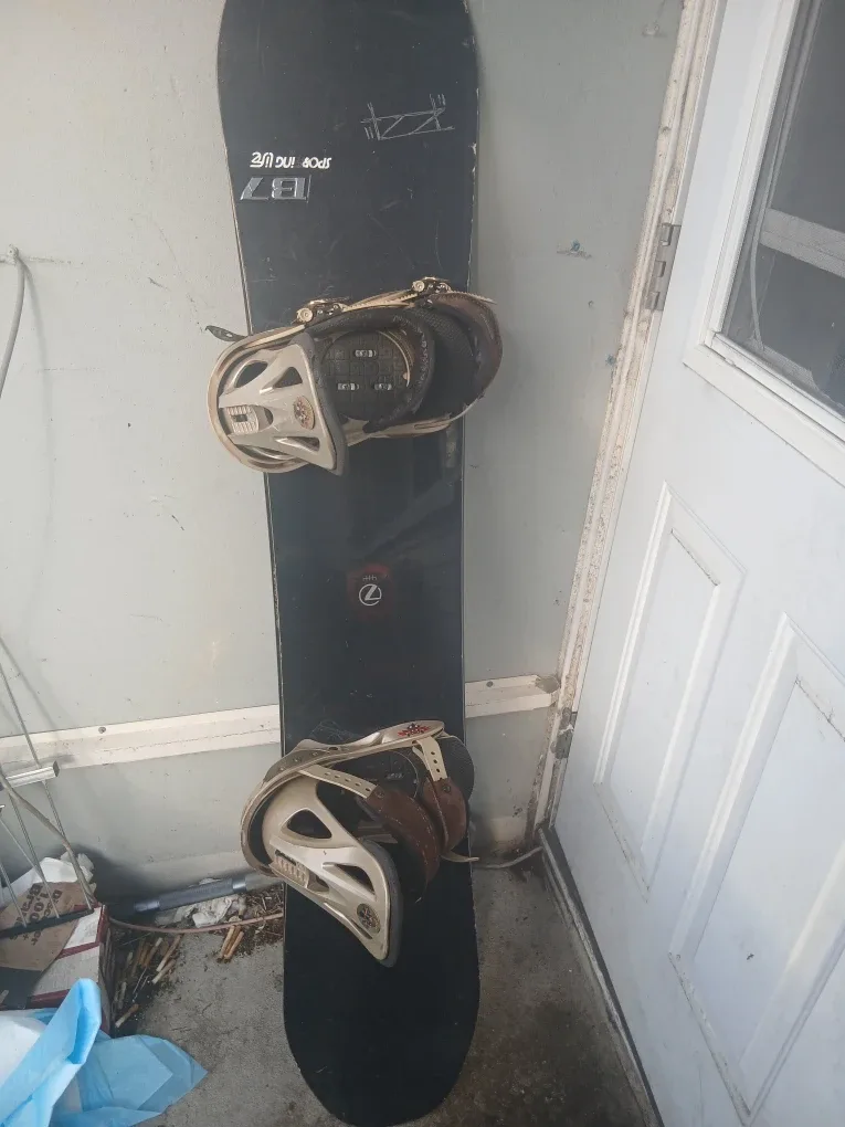 Seven 137 Snowboard with Burton Bindings