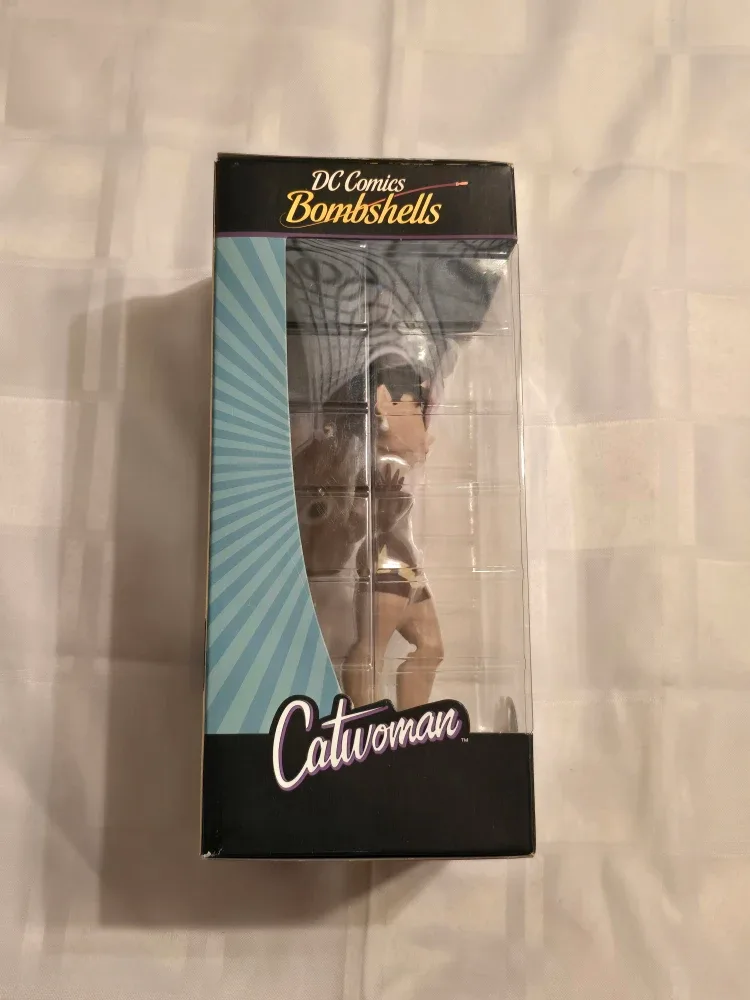 DC Comics Bombshells Catwoman Vinyl Figure image indicator(2)