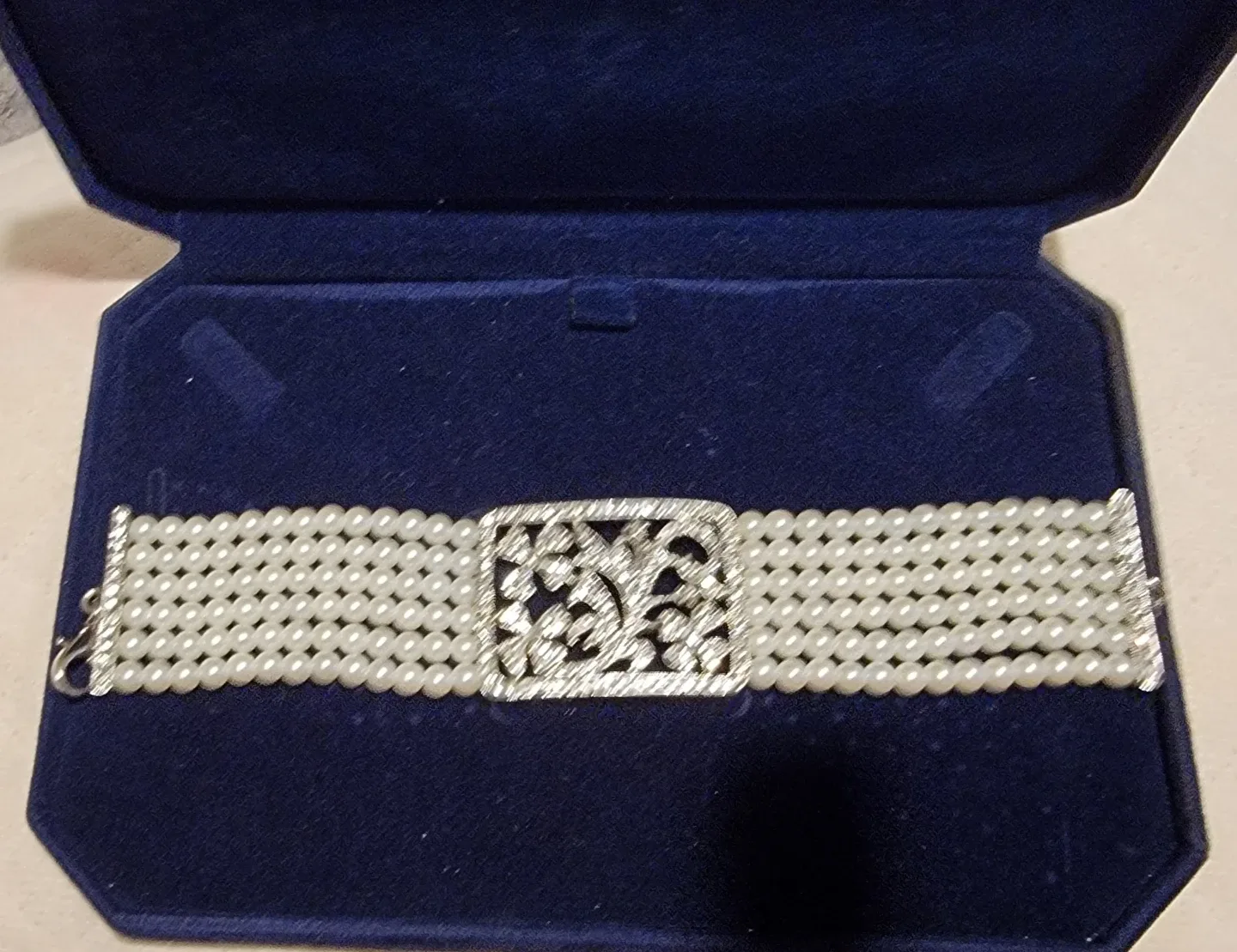 Pearl Bracelet with Decorative Clasp