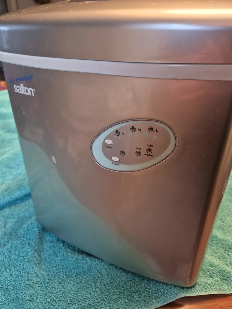 Salton Ice Maker - in good condition