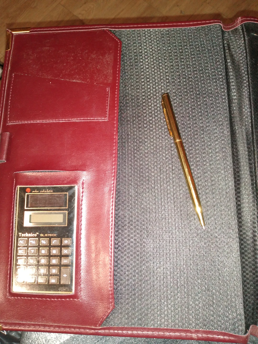 Leather portfolio with gold trim as well as a gold pen - photo 2