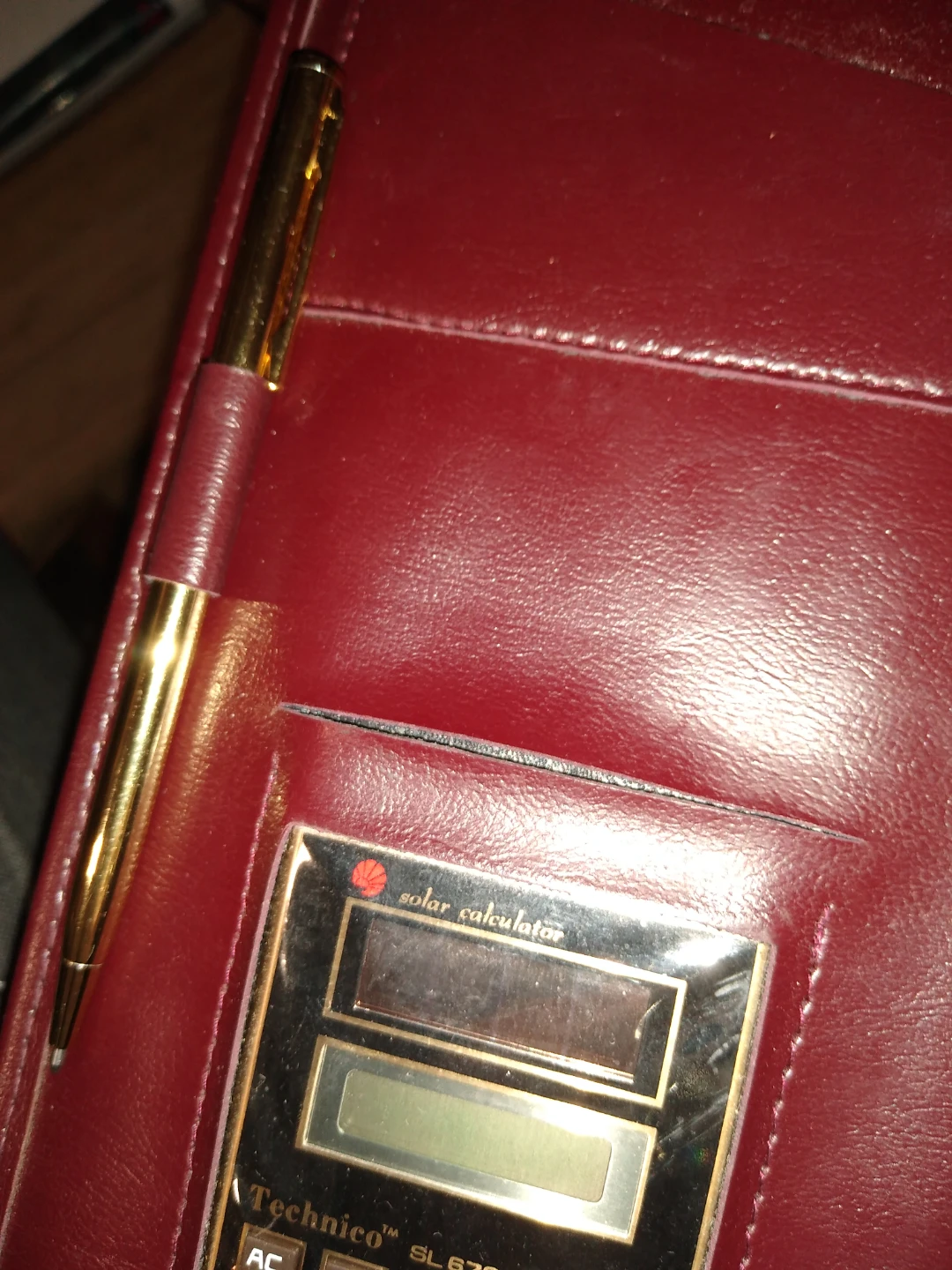 Leather portfolio with gold trim as well as a gold pen - photo 3