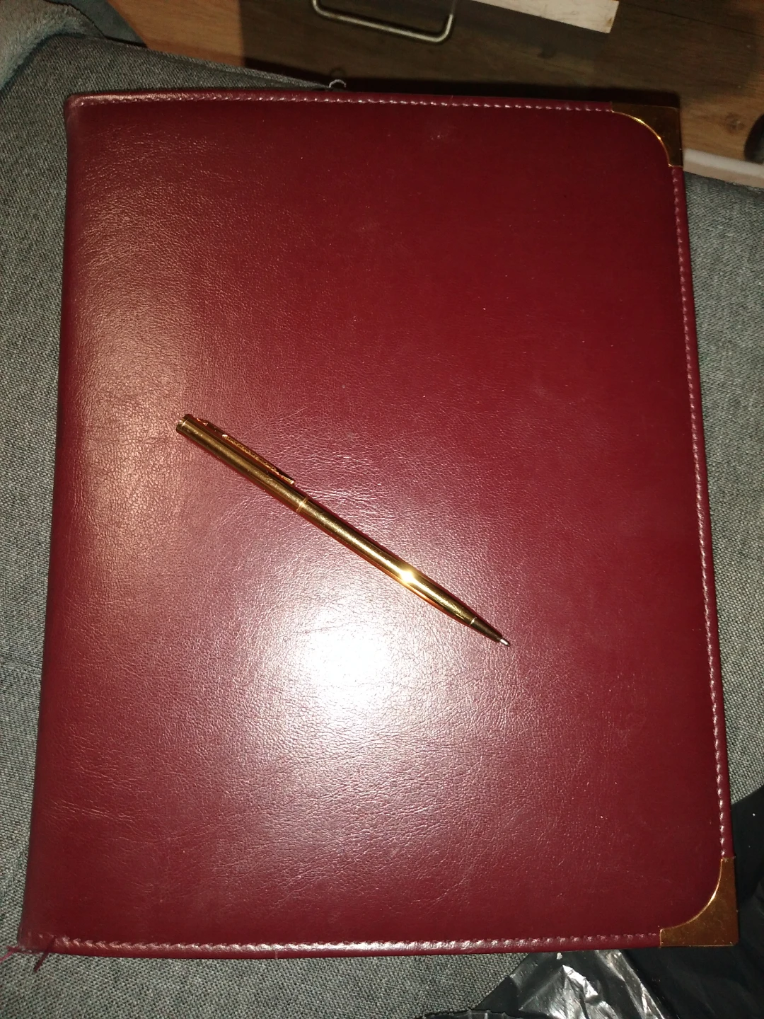 Leather portfolio with gold trim as well as a gold pen - photo 5